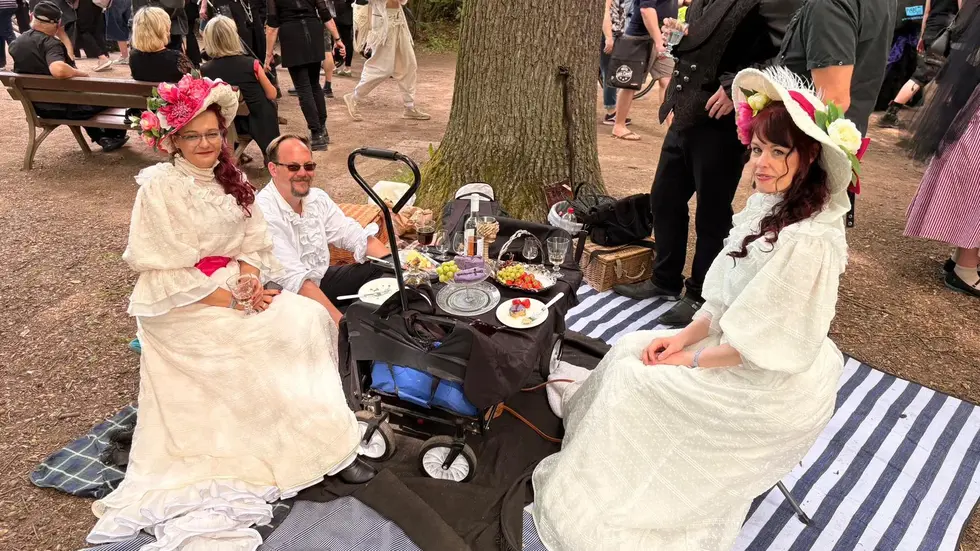 Natalja, Tanja und The Snatcher wollten etwas anderes machen - die weißen, edwardianischen Kleider haben sie natürlich selbst genäht.