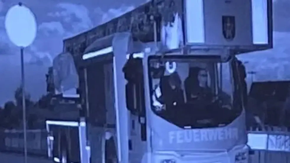 Um dieses Blitzerfoto vom 7. Mai 2025 (15.27 Uhr) geht´s: Ray Lange (55) aus Taucha (Nordsachsen), der 34 Jahre bei der Freiwilligen Feuerwehr war und auch hauptberuflich Rettungsfahrzeuge fährt, wurde in einer Baustelle mit überhöhter Geschwindigkeit gelasert. Um dieses Blitzerfoto vom 7. Mai 2025 (15.27 Uhr) geht´s: Ray Lange (55) aus Taucha (Nordsachsen), der 34 Jahre bei der Freiwilligen Feuerwehr war und auch hauptberuflich Rettungsfahrzeuge fährt, wurde in einer Baustelle mit überhöhter Geschwindigkeit gelasert.
